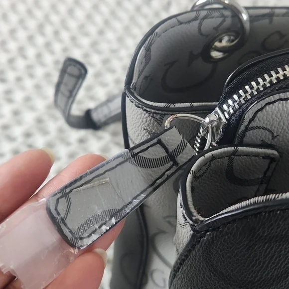 Guess shoulder or crossbody bag with 3 compartments with two snap closure and zi - Picture 11 of 11